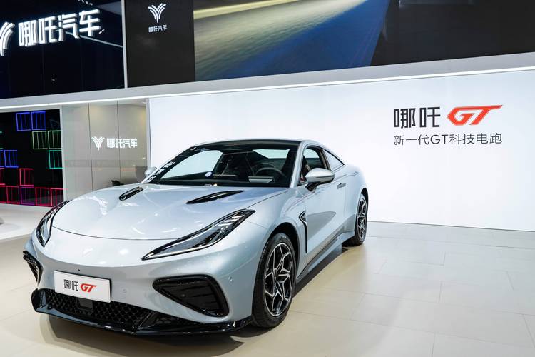 广州190哪吒汽车在智能汽车领域的表现，领途汽车在新能源汽车市场中的影响力